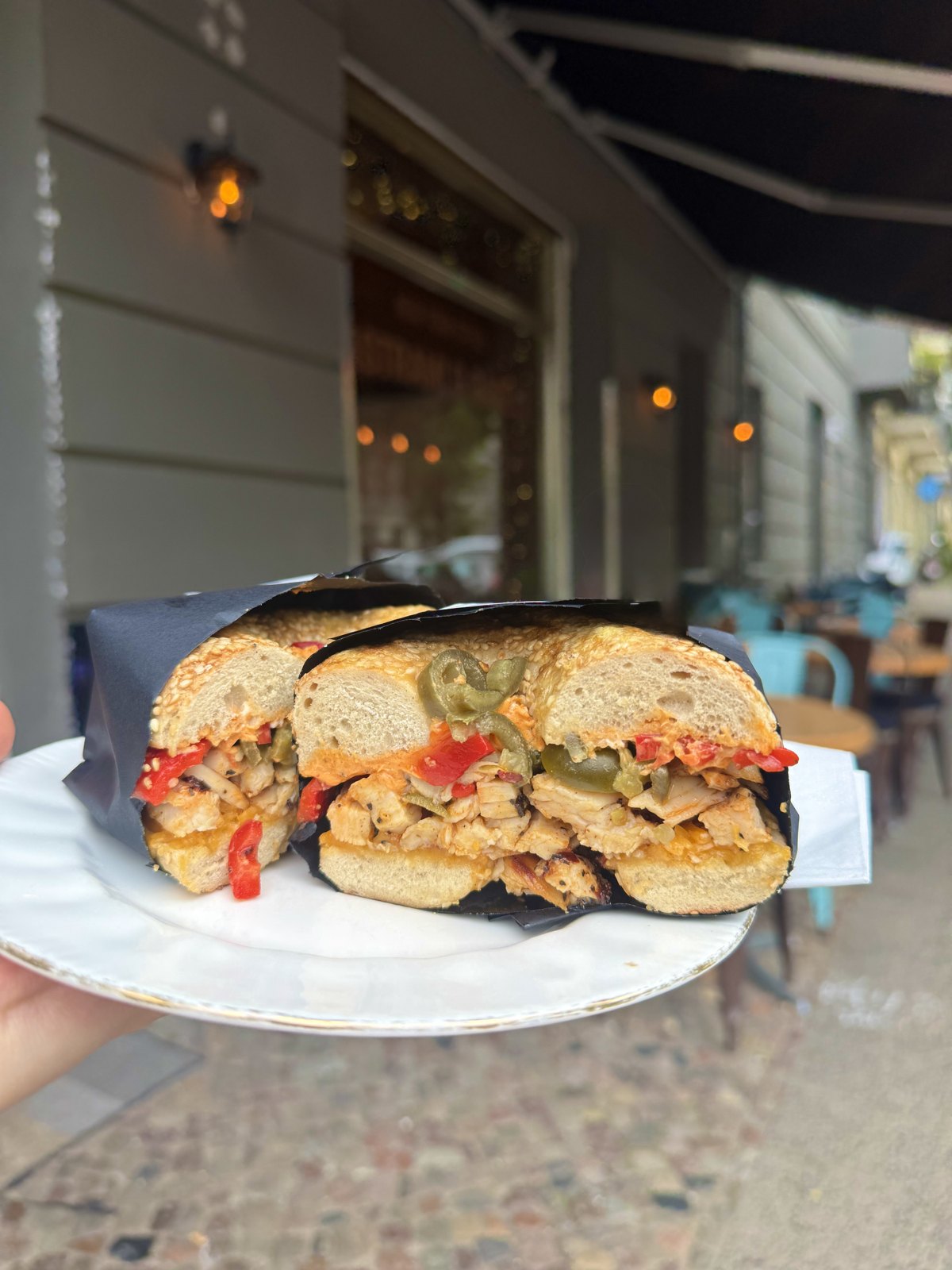 Queens Chicken Fire Bagel mit Jalapeños und Paprika