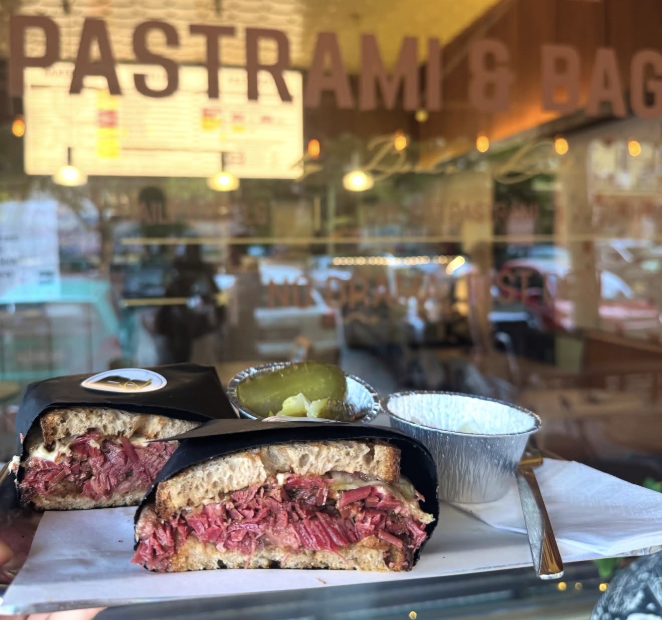 New York Pastrami Sandwich am Fenster von Börk's Deli